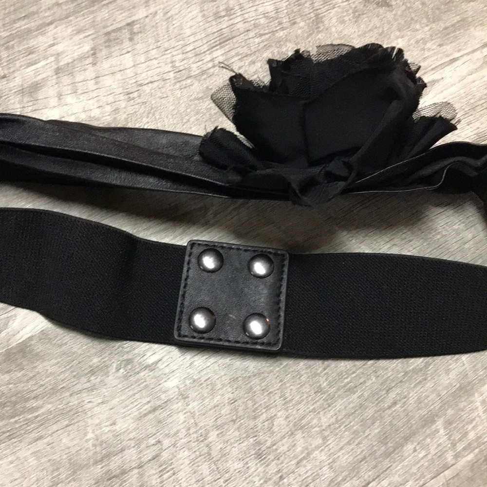 🔥SALE🔥White House Black Market Flower Belt